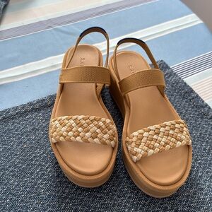 NWOB Rothys: The Lightweight Wedge Sandal - Beach Sand - Size 7